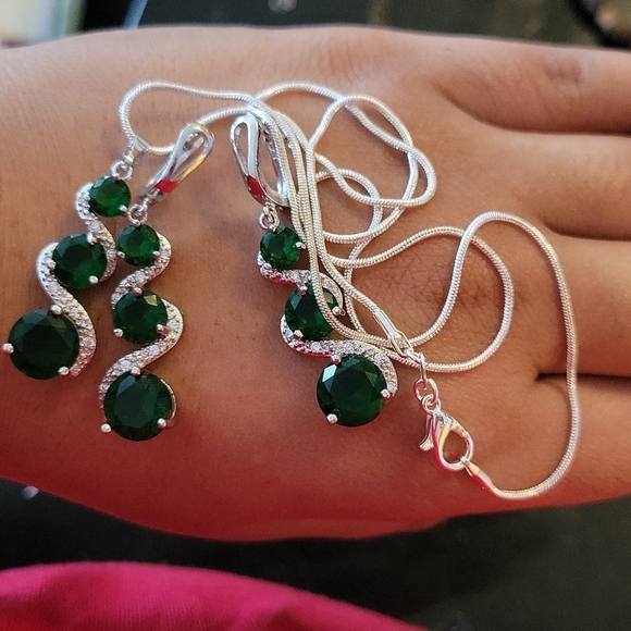 Silver Green Necklace Earring set - Picture 2 of 2